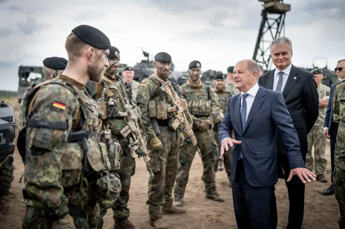 Olaf Scholz és Litvánia elnöke, Gitanas Nauseda meglátogatták az országban állomásozó német NATO-katonákat is – Fotó: Michael Kappeler / dpa Picture-Alliance via AFP