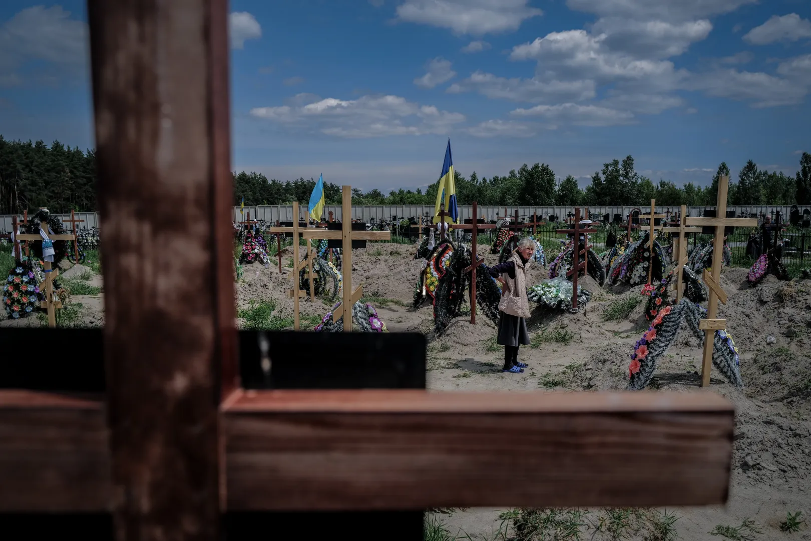 Friss sírhantok között az orosz katonák által kivégzett Pavel édesanyja Bucsában – Fotó: Huszti István / Telex