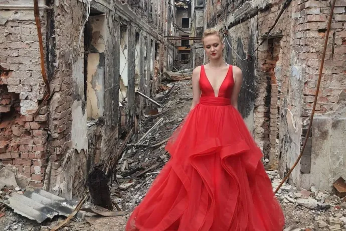 Szalagavatóra készültek, de porig rombolták a harkivi iskolát. Most báli ruhában tért vissza egy 16 éves diáklány