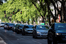 A magyar autósok fele nem bírná a piaci benzinárat, 800 forint felett a kétharmaduk nem ülne volán mögé