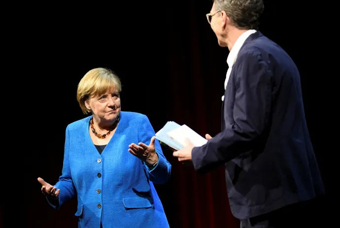 Merkel és a műsorvezető, Alexander Osang – Fotó: Annegret Hilse / Reuters