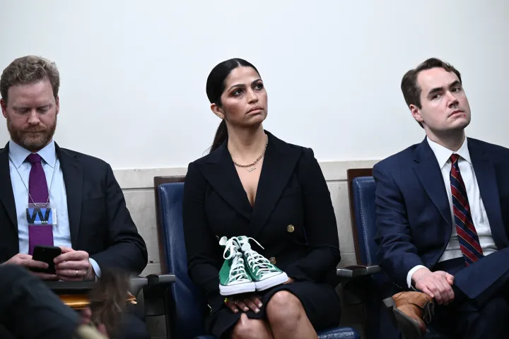 Camilla Alves, ölében a zöld Converse cipőkkel a Fehér Házban – Fotó: Brendan Smialowski / AFP