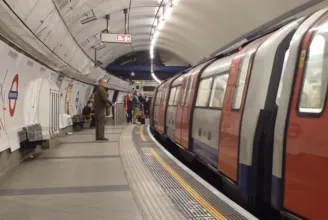 Itt egy szép történet a londoni metróról, egy özvegyről és a férj halálon túl is hallható hangjáról