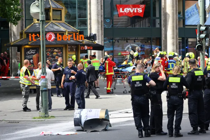 Tömegbe hajtott Berlinben egy autó, halálra gázolt egy tanárnőt