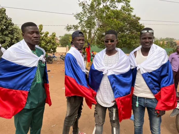 Egy márciusi oroszpárti tüntetés résztvevői Burkina Faso fővárosában, Ouagadougouban – Fotó: Danielle Paquette / The Washington Post via Getty Images
