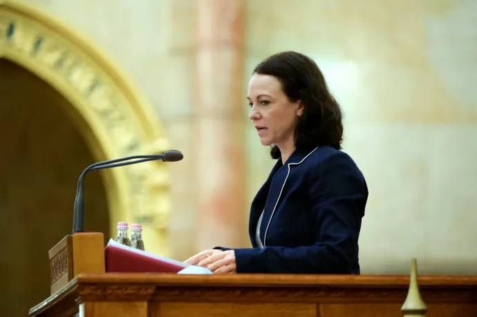 A Fidesz szakított egy régi parlamenti hagyománnyal, amikor megszavazta Szabó Tímea mentelmi jogának felfüggesztését