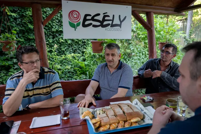 Leülnek egy tál sütemény mellé, és politizálnak: új mozgalmat épít Ujhelyi István