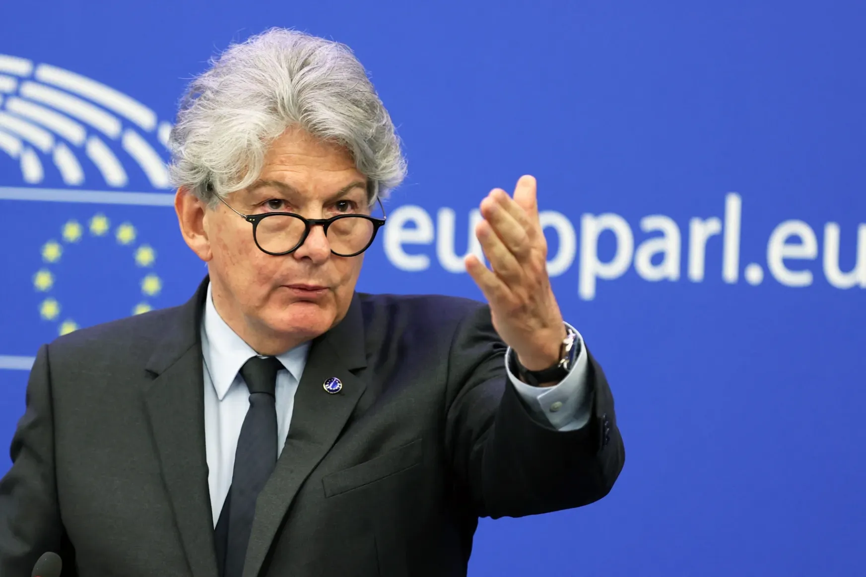 A benzinár-megkülönböztetés felfüggesztésére szólította fel Magyarországot az EU biztosa