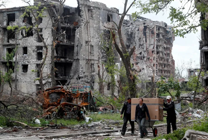 A lerombolt Mariupol május 22-én – Fotó: Alexander Ermochenko / Reuters