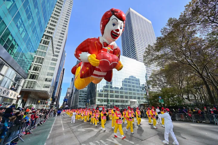 Ronald McDonald megannyi bohóc kezében – Fotó: James Devaney / Getty Images
