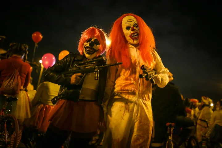 Kolumbiai bohócfesztivál, amelyen horrorfilmekből ismert bohócoknak öltöznek be az emberek – Fotó: Juancho Torres / Anadolu Agency / Getty Images