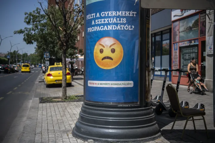 Emojikkal kampányolnak a nemzeti konzultációs plakátokon – Fotó: Bődey János / Telex