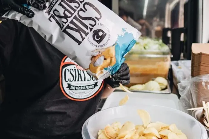 Leállíttatták a hatóságok a Csíki Csipsz gyártását, mert Dan Tanasă feljelentette a gyárat