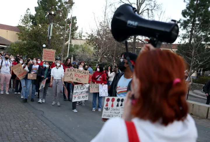 Stanfordi egyetemisták tüntetnek Mike Pence fórumbeszélgetése előtt, amit "Hogyan mentsük meg Amerikát a baloldali woke-tól" címmel hirdetett – Fotó: Justin Sullivan / Getty Images / AFP