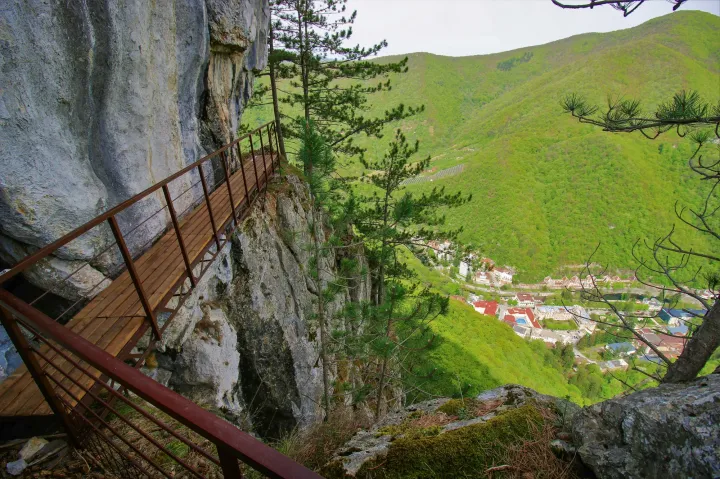 A Kazán-szoros, alatta pedig a Fehér-kereszt túraútvonala Herkulesfürdőn – Fotó: Ovidiu Zimcea, Balázs István