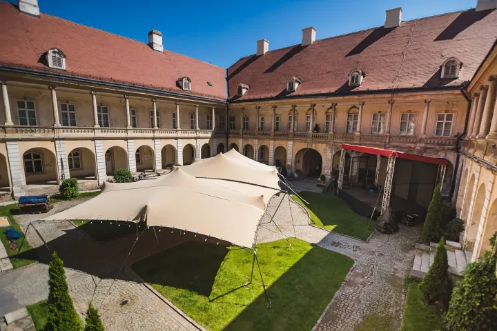 A Bánffy-palota udvara, a Könyvhét fő helyszíne – Fotó: Kolozsvári Ünnepi Könyvhét Facebook-oldala