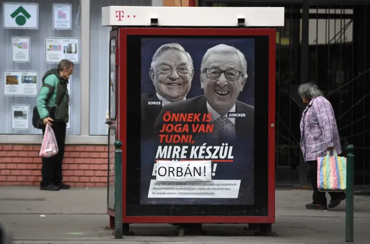 Soros és Juncker a kormány 2019-es plakátkampányában – Fotó: Kisbenedek Attila / AFP