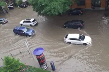 Térdig érő esővízben gázoltak az autók Budán, egy utasszállító Budapest helyett Debrecenben landolt