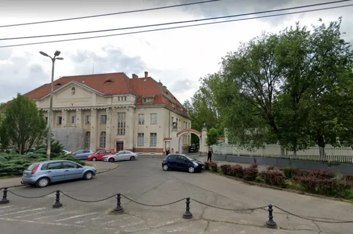 Továbbra is életveszélyes állapotban van a buszban felejtett négyéves gyerek