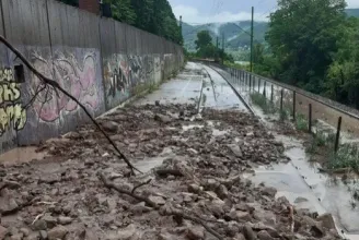 Sárlavina zúdult a sínekre Nagymaros és Szob között