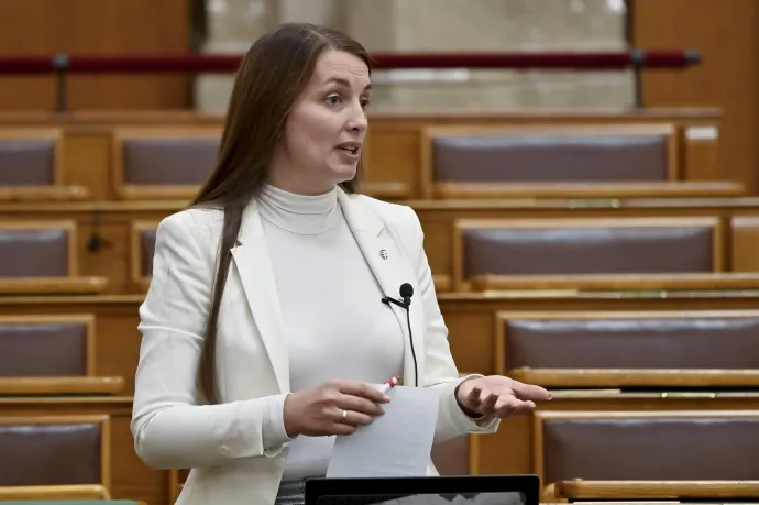 Potocskáné Kőrösi Anita, a Jobbik vezérszónokaként beszél az Országgyűlés plenáris ülésén 2021. november 10-én – Fotó: Koszticsák Szilárd / MTI 