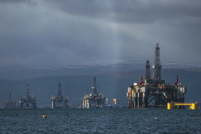 A skóciai Cromarty Firth-ben látható, használaton kívüli olajfúrótornyok 2021. október 22-én. 2021-ben 70 vezető klímatudós a világ minden tájáról felszólította Boris Johnson brit miniszterelnököt, hogy vessen véget az új olaj- és gázipari beruházásoknak – Fotó: Ewan Bootman / NurPhoto / AFP