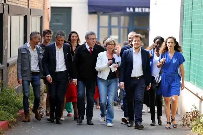 A La France Insoumise vezetője, Jean-Luc Mélenchon (középen) és politikustársai sajtótájékoztatóra érkeznek, Párizsban, 2022. május 19-én, hogy bemutassák a Nouvelle Union Populaire Écologique et Sociale (NUPES) baloldali koalíció programját – Fotó: Thomas Samson / AFP