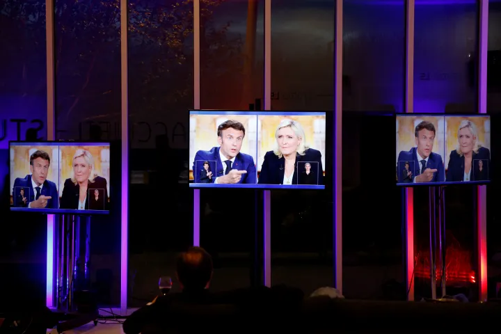 Emmanuel Macron és Marine Le Pen televíziós vitájának élő közvetítése a francia elnökválasztást megelőzően, 2022. április 24-én – Fotó: Ludovic Marin / AFP