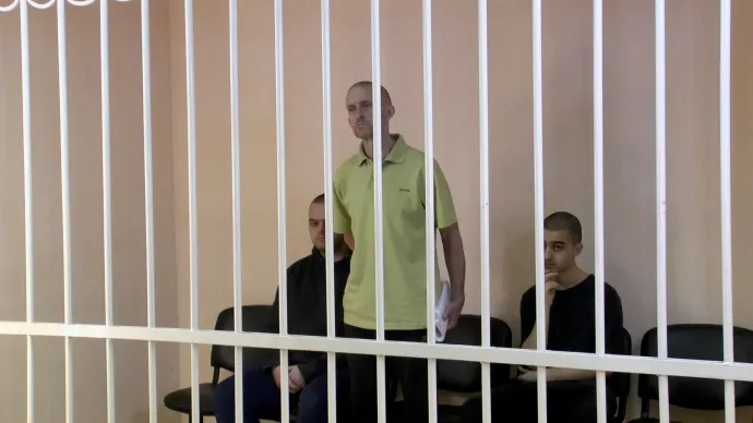 A fogva tartott Aiden Aslin, Shaun Pinner és Saaudun Brahim – Fotó: Supreme Court Of Donetsk People via Reuters