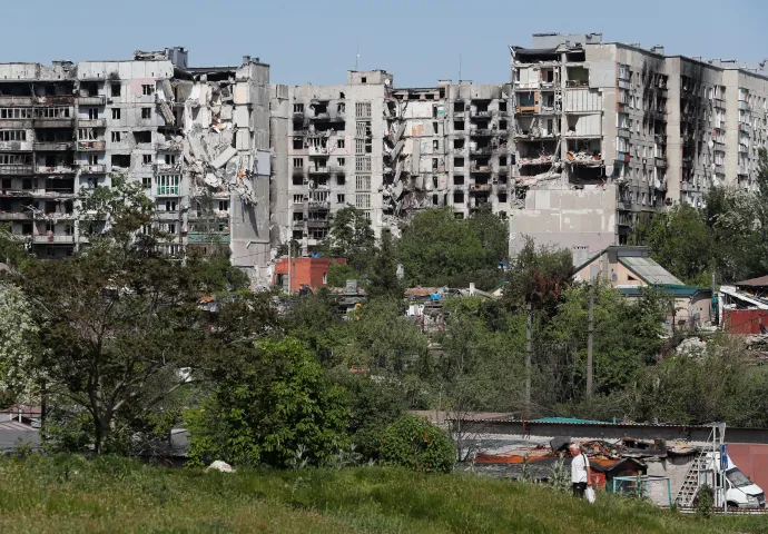 Súlyosan megrongálódott lakóépületek Mariupolban. A kép 2022. május 30-án készült. Fotó: Alexander Ermochenko / Reuters