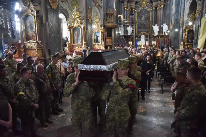 Ruszlan Szkalszkij főhadnagy temetése 2022. június 11-én Lvivben. Szkalszkij június 4-én halt meg Mikolajiv térségében – Fotó: Pavlo Palamarchuk / Reuters
