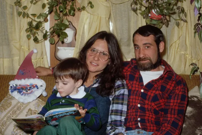 Linda Boreman második férjével és fiával – Fotó: Wikipedia