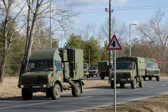 Katonai konvoj vonul át vasárnap a Bakonyból Debrecen mellé