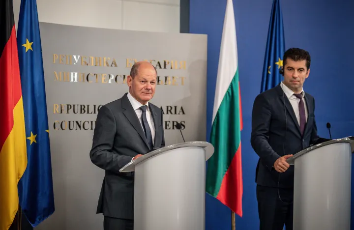 Olaf Scholz és Kiril Petkov – Fotó: Michael Kappeler / dpa / AFP