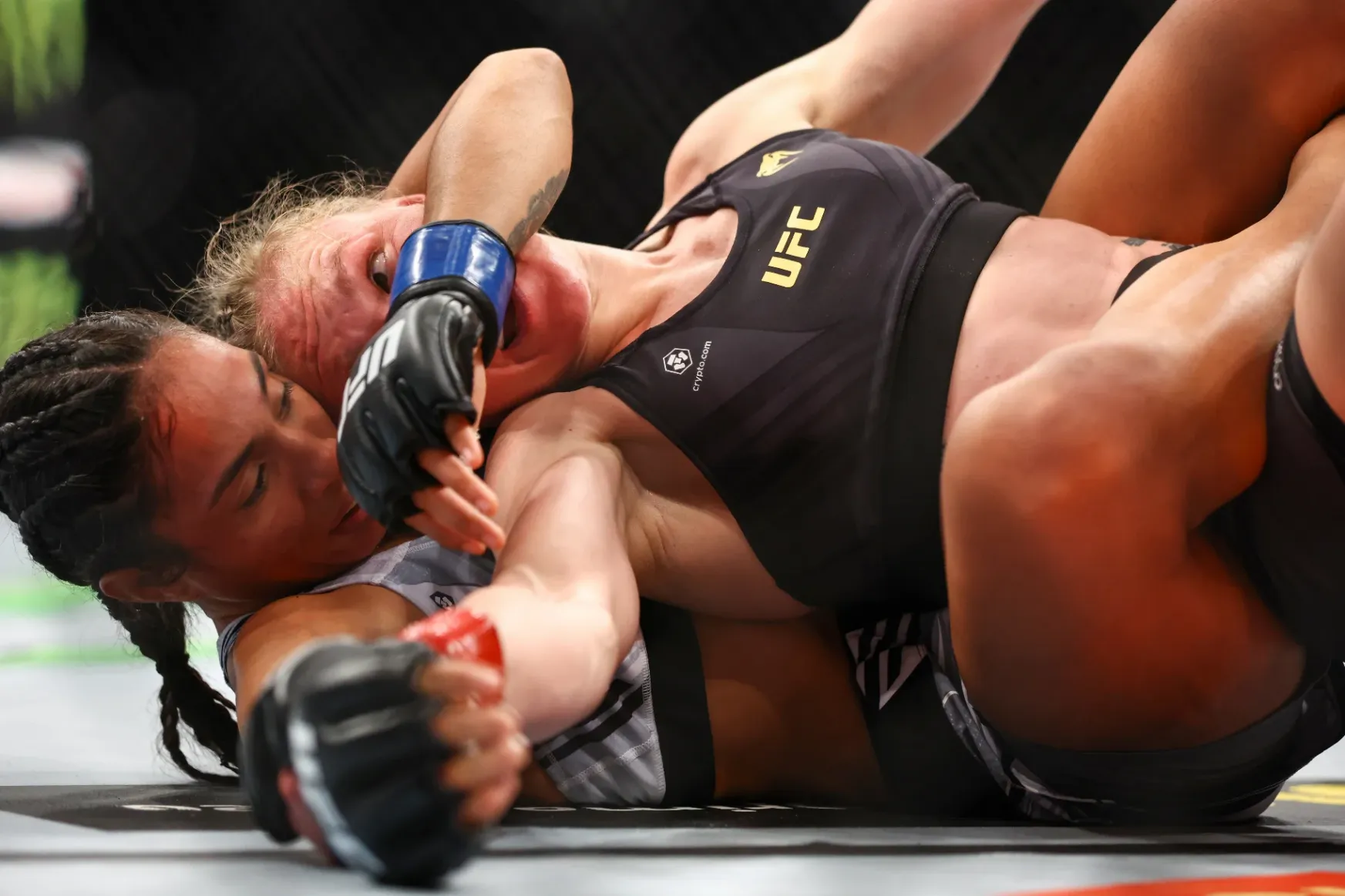 Véres, zsigeri küzdelemben hódította el a Cseh Szamuráj a
UFC világbajnoki címét