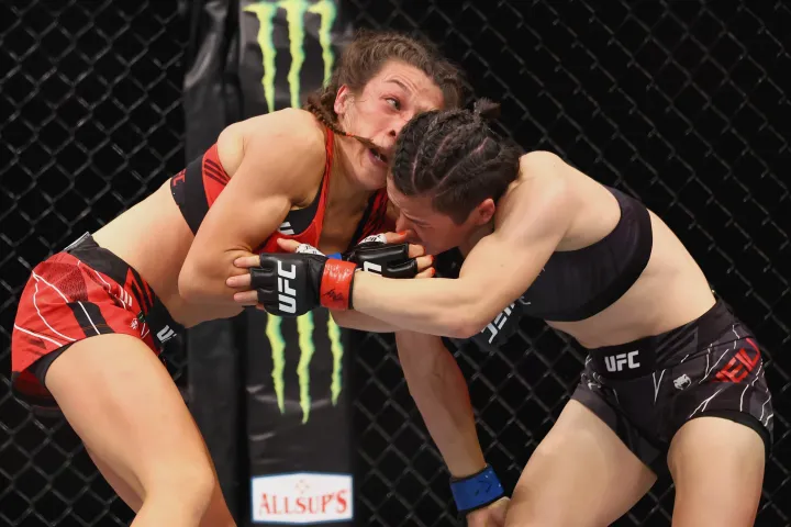 joanna Jędrzejczyk próbálja távol tartani magától Csang Vej-lit Fotó: Yong Teck Lim / Getty Images
