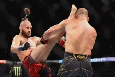 Véres, zsigeri küzdelemben hódította el a Cseh Szamuráj a UFC világbajnoki címét