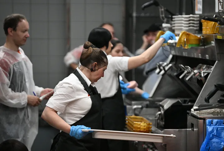 Dolgozók egy McDonald's helyén nyílt Vkuszno – i tocskában – Fotó: Alexey Filippov