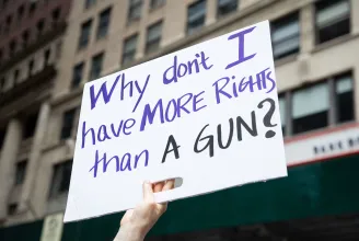 Több tízezren tüntettek Amerikában a fegyvertartás szigorításáért