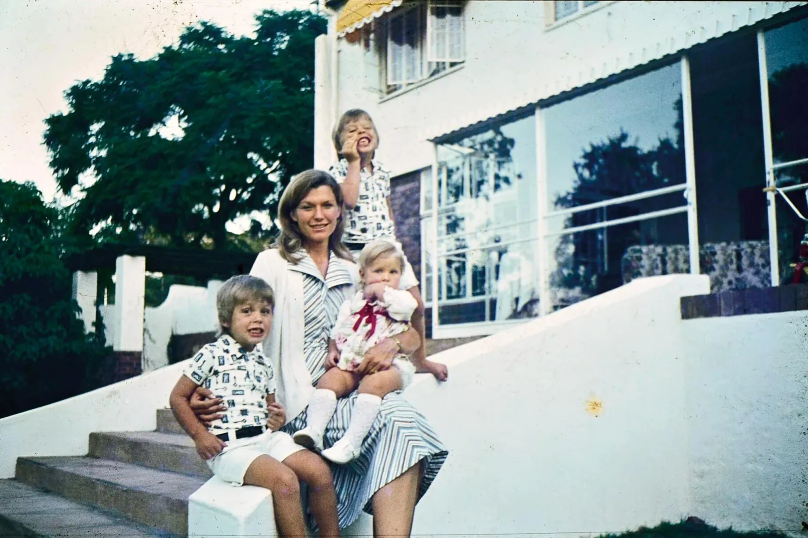 Maye Musk 1976-ban három gyerekével pretoriai otthonuk előtt – Fotó: Maye Musk / Twitter