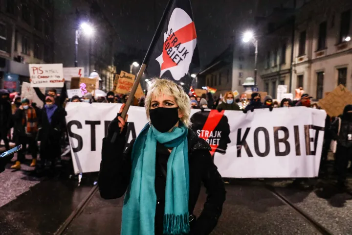 Az abortusz korlátozása ellen tüntetnek Lengyelországban, 2021-ben – Fotó: Beata Zawrzel / NurPhoto / AFP