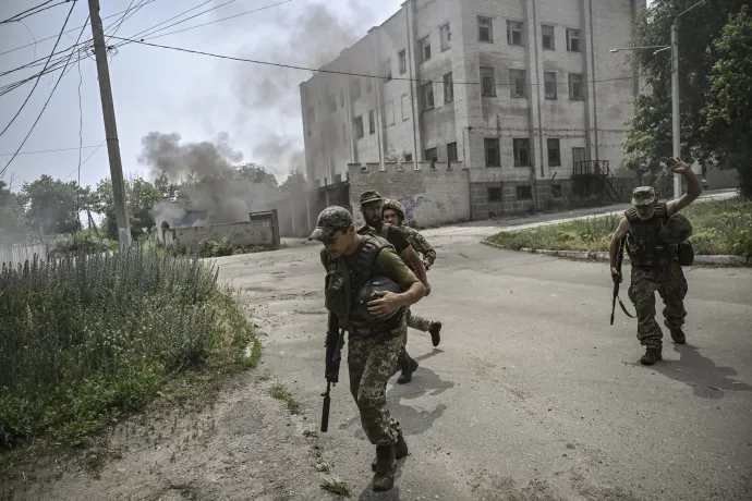 Ukrán katonák fedezékbe menekülnek ukrán és orosz csapatok közötti tüzérségi párbaj közepette a kelet-ukrajnai Donbasz régióban lévő Liszicsanszk városában 2022. június 11-én – Fotó: Aris Messinis / AFP