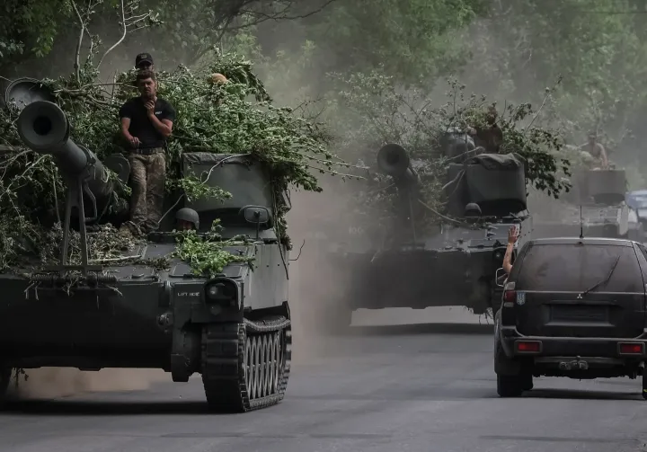Ukrán katonák amerikai gyártmányú 155 mm-es M109-es önjáró tarackokat vezetnek donyecki területen 2022. június 13-án – Fotó: Gleb Garanich / Reuters