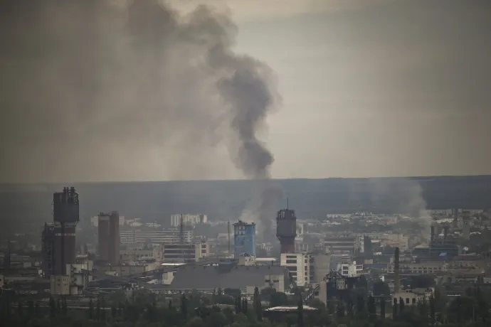 Füst száll fel Szeverodonyeck városából a kelet-ukrajnai Donbasz régióban 2022. június 13-án – Fotó: Aris Messinis / AFP