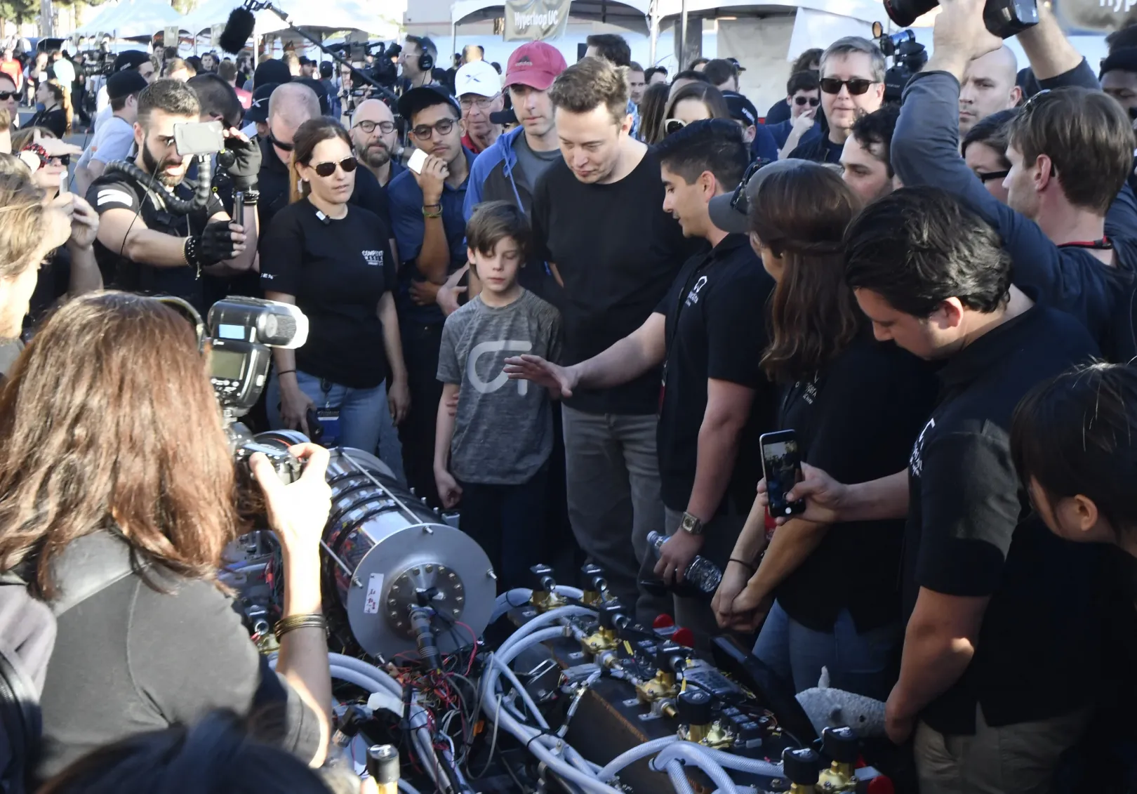 Musk a Kaliforniai Egyetem csapatának Irvine nevű kapszuláját nézi a kaliforniai Hawthorne-ban, ahol harminc főiskolai és egyetemi csapat versenyzett a SpaceX Hyperloop Pod versenyén 2017. január 29-én – Fotó: Gene Blevins / AFP