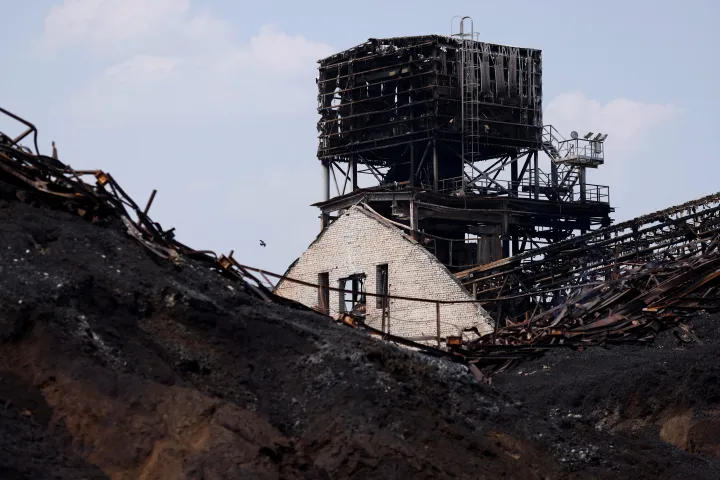 A Mikolajivban található, az oroszok által megsemmisített Nika-Tera gabonatároló június 12-én – Fotó: Edgar Su / Reuters