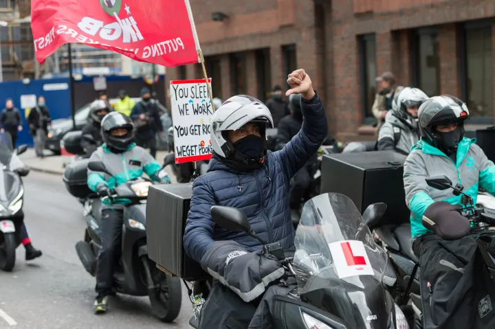 A Deliveroo futárai sztrájkolnak Londonban az alacsony bérek és a munkakörülmények miatt, 2021. január 21-én – Fotó: Wiktor Szymanowicz / NurPhoto / AFP