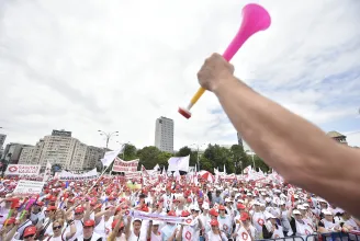 Több ezer egészségügyi alkalmazott tüntet Bukarestben
