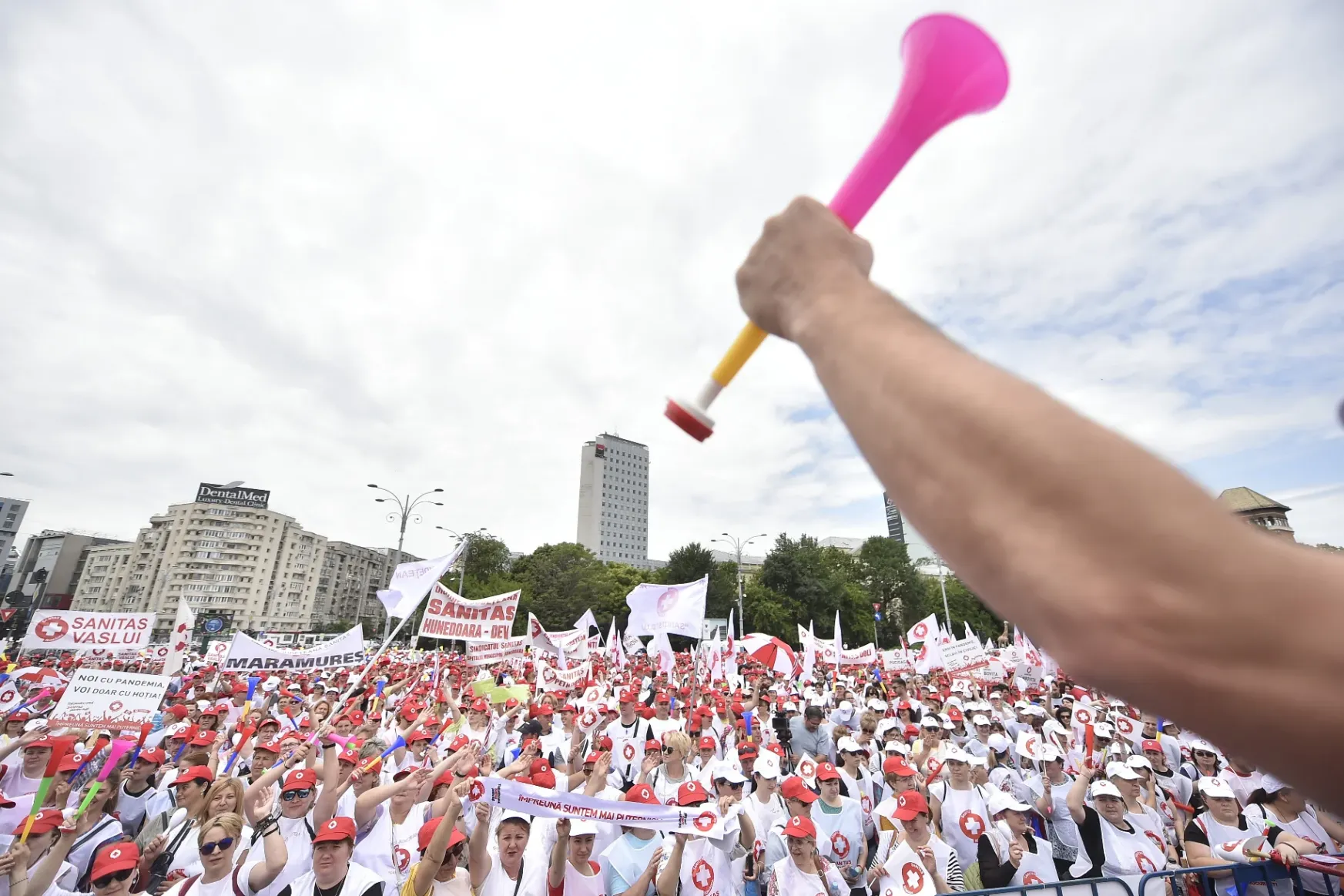 Több ezer egészségügyi alkalmazott tüntet Bukarestben