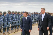 Macron Romániában: Csak Ukrajna fegyveres győzelme, vagy az Oroszországgal való kiegyezése vezethet ki a háborúból